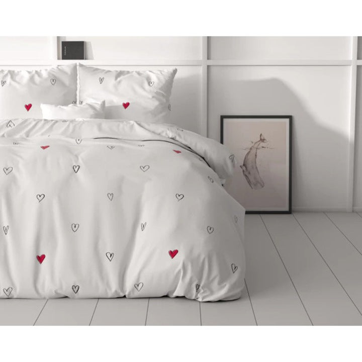 Husa de pilota Sleeptime Hearts Everywhere White 140x200/220 cm – microfibra moale, imprimeu cu inimi, antialergica, cu 1 fata de perna inclusa