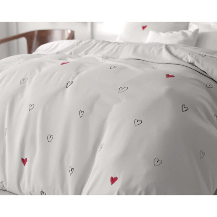 Husa de pilota Sleeptime Hearts Everywhere White 140x200/220 cm – microfibra moale, imprimeu cu inimi, antialergica, cu 1 fata de perna inclusa
